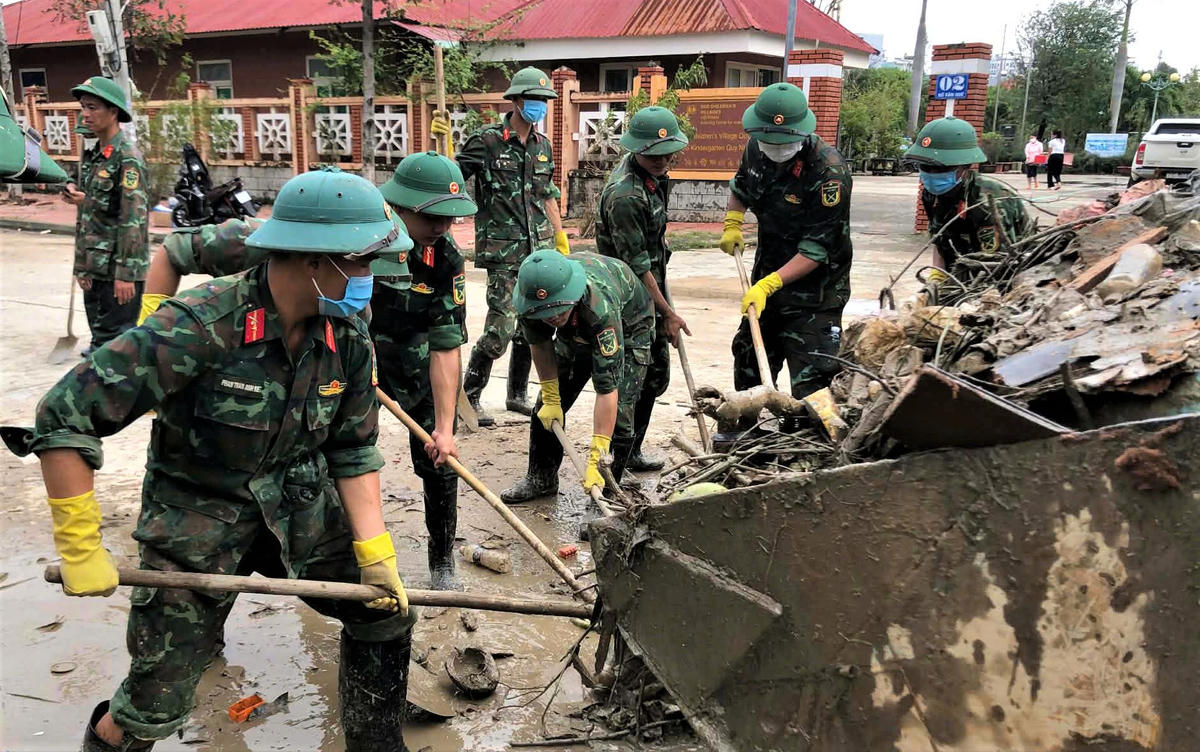 Cán bộ, chiến sĩ của Lữ đoàn 368 dọn rác thải sau lũ trên địa bàn Quy Nhơn Đông để đảm bảo vệ sinh môi trường. Ảnh: CV.