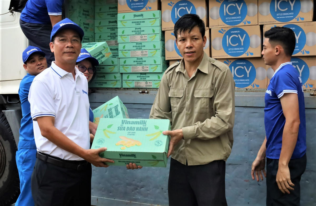 Ông Đinh Ngọc Hải (bên phải), Phó chủ tịch Ủy ban MTTQ Việt Nam tỉnh Gia Lai tiếp nhận sữa hỗ trợ bà con vùng lũ. Ảnh: CV.