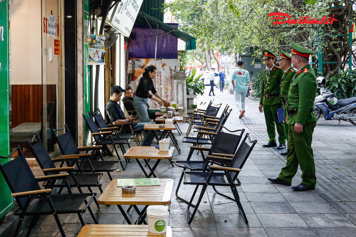 Trên tuyến phố Lý Thường Kiệt, Công an Phường Cửa Nam cũng ra quân tuyên truyền các chủ hộ kinh doanh thực hiện quy định về trật tự vỉa hè, lòng đường..