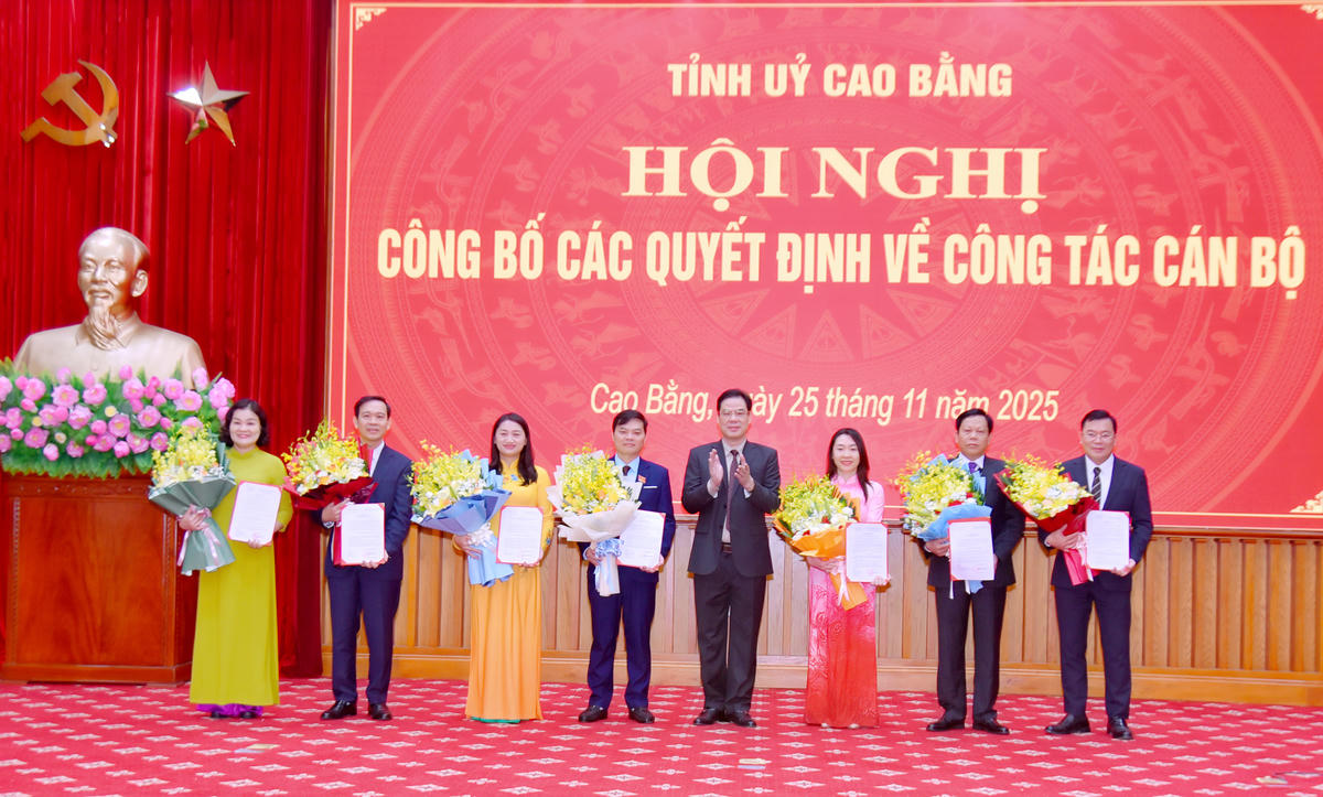 Lãnh đạo tỉnh Cao Bằng trao quyết định và tặng hoa chúc mừng các cá nhân được điều động, bổ nhiệm. Ảnh: baocaobang.vn