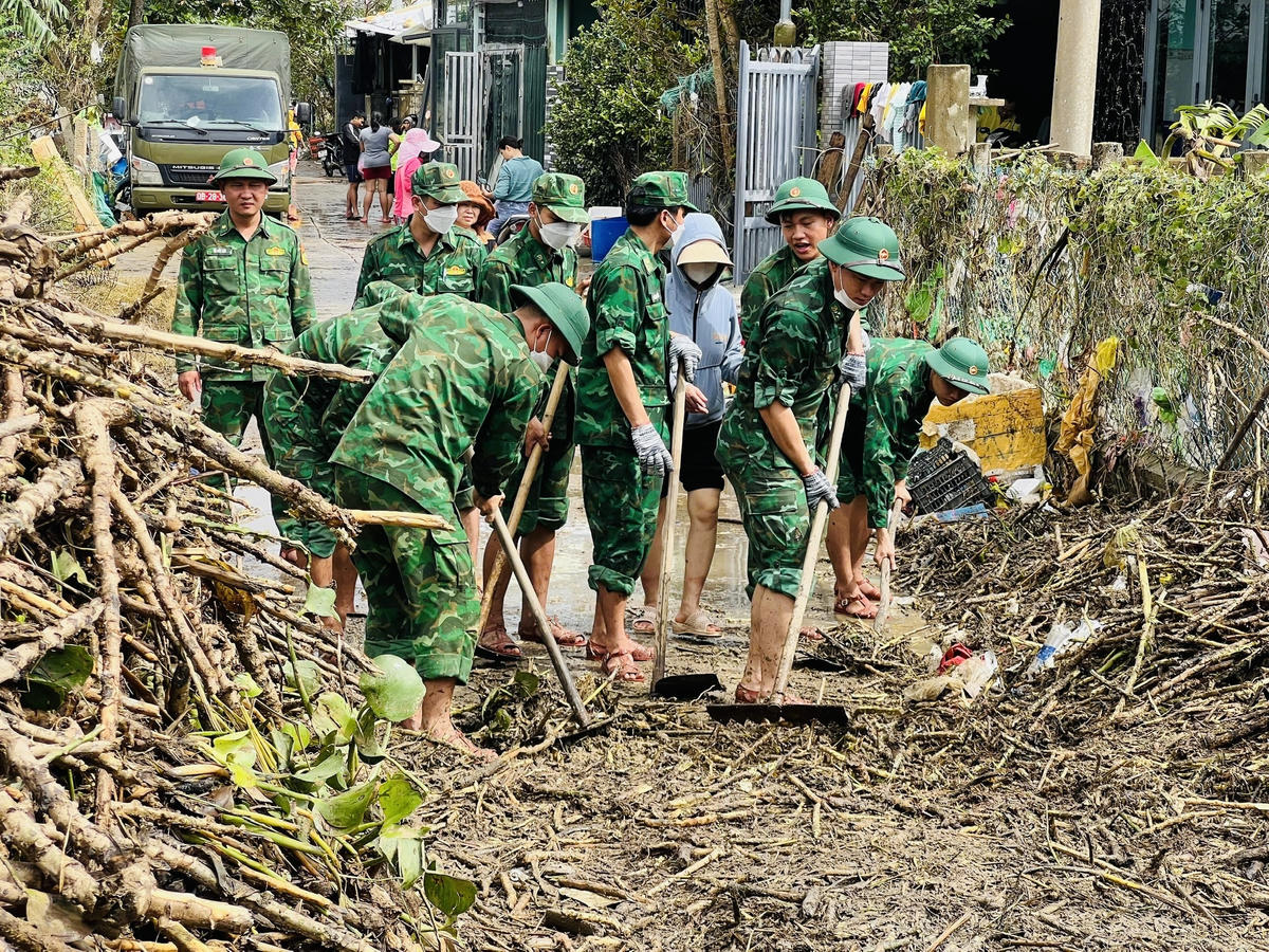 Cán bộ, chiến sĩ của Đồn Biên phòng Cửa khẩu Cảng Vũng Rô và lực lượng Bộ đội Biên phòng tỉnh giúp dân dọn dẹp đường làng, ngõ xóm. Ảnh: BP.. 