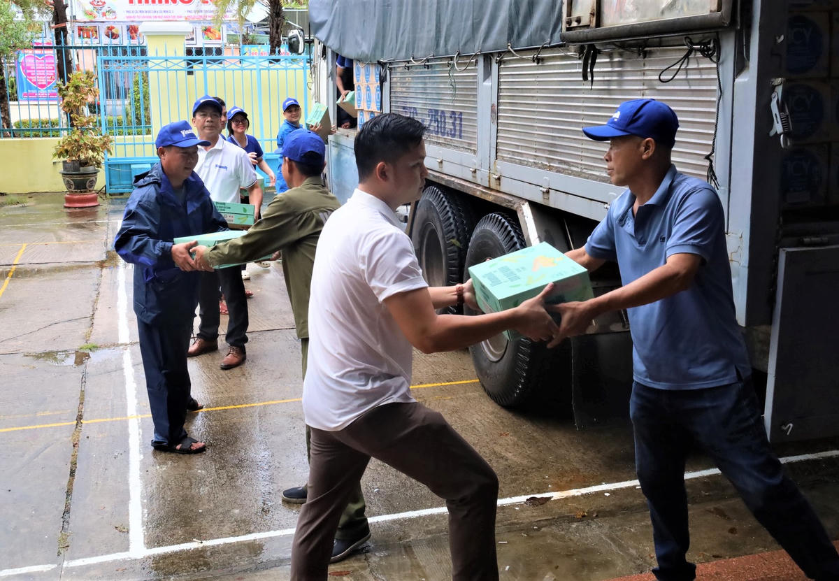 Cán bộ Mặt trận tỉnh Gia Lai tiếp nhận hàng hỗ trợ cho bà con vùng lũ. Ảnh: CV.