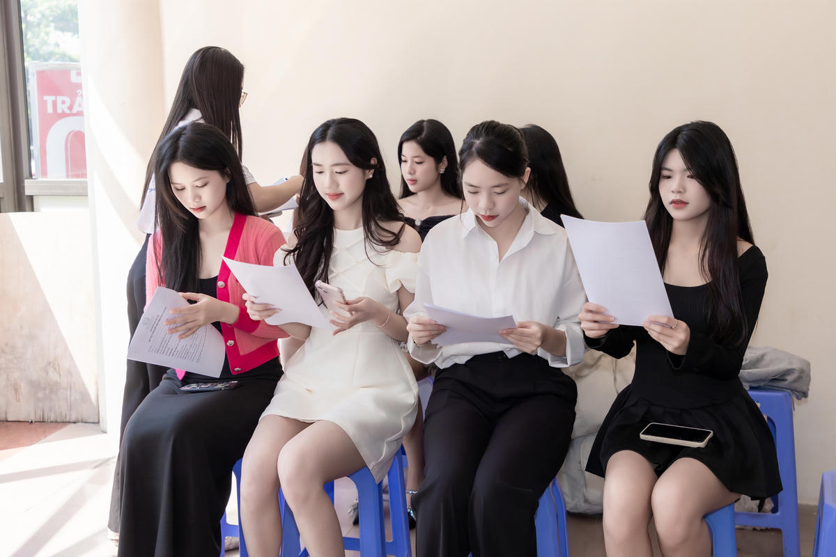 Các thí sinh đến từ nhiều trường đại học có mặt để lấy số báo danh.