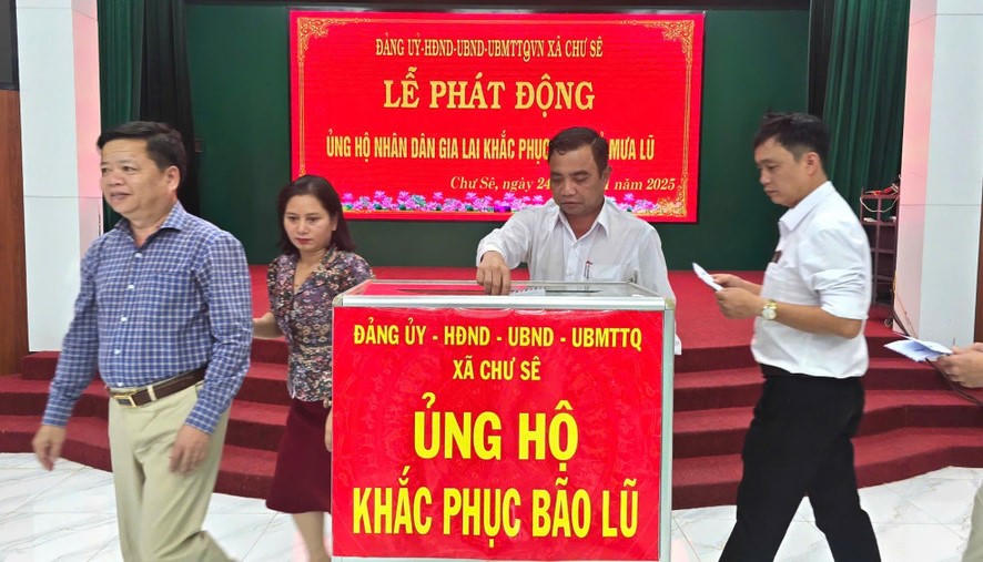 Cán bộ xã Chư Sê quyên góp ủng hộ đồng bào vùng lũ. Ảnh: CV.