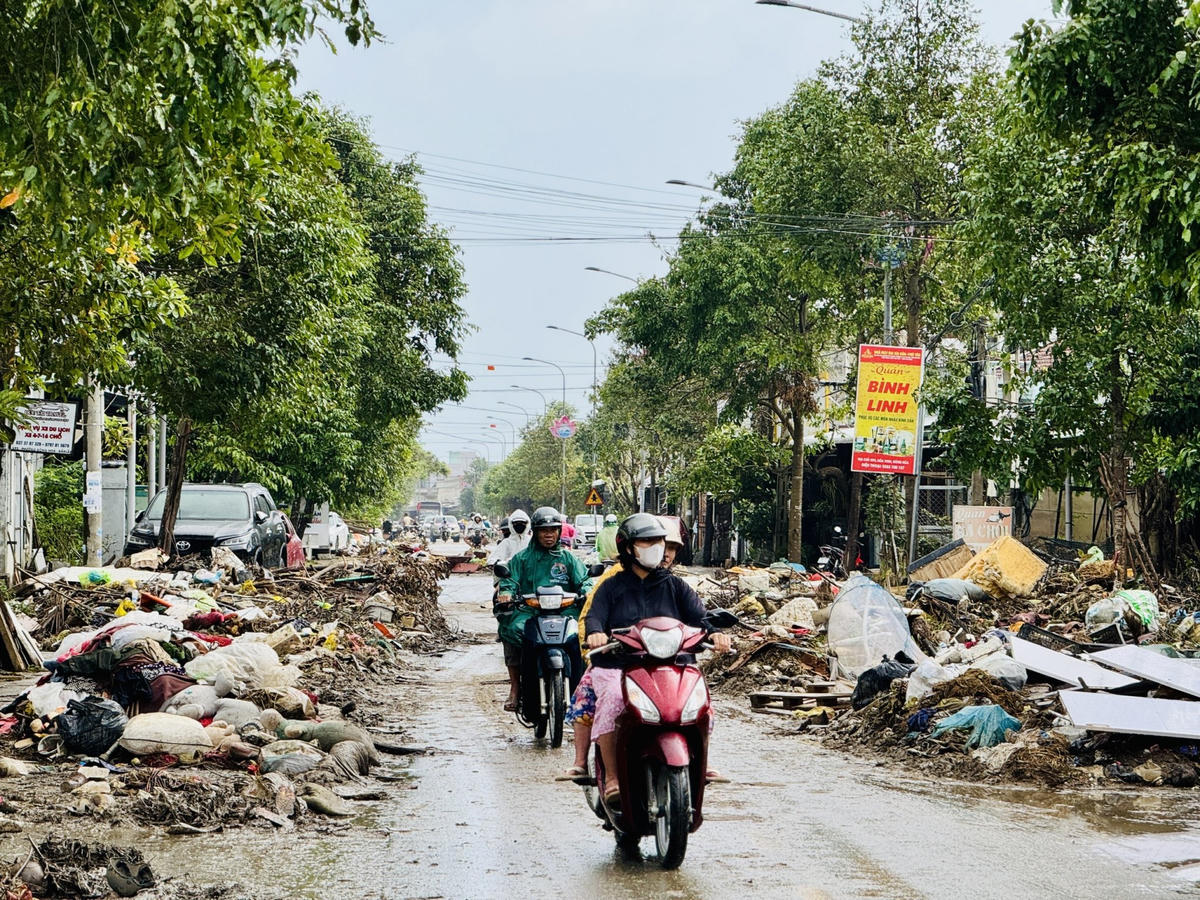 Phường Tuy Hòa sau lũ rác thải ngập đường. Ảnh: Thanh Nga.