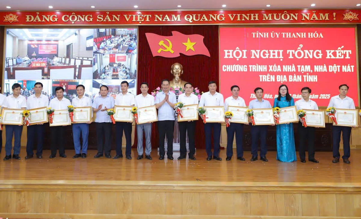 Ông Trịnh Tuấn Sinh - Phó Bí thư Tỉnh uỷ, Chủ tịch Ủy ban MTTQ Việt Nam tỉnh Thanh Hóa trao Bằng khen cho các tập thể, cá nhân có thành tích xuất sắc trong chương trình xóa nhà tạm trên địa bàn tỉnh. 	Ảnh: N.C