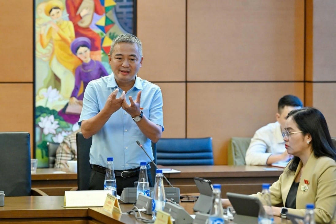 Tại thảo luận về Dự thảo sửa đổi Luật Đầu tư ngày 11/11, Đại biểu Nguyễn Lân Hiếu, Giám đốc Bệnh viện Đại học Y Hà Nội (đoàn Bình Định) nhấn mạnh thuốc lá nung nóng là thuốc lá sợi, khác biệt với thuốc lá điện tử (TLĐT).