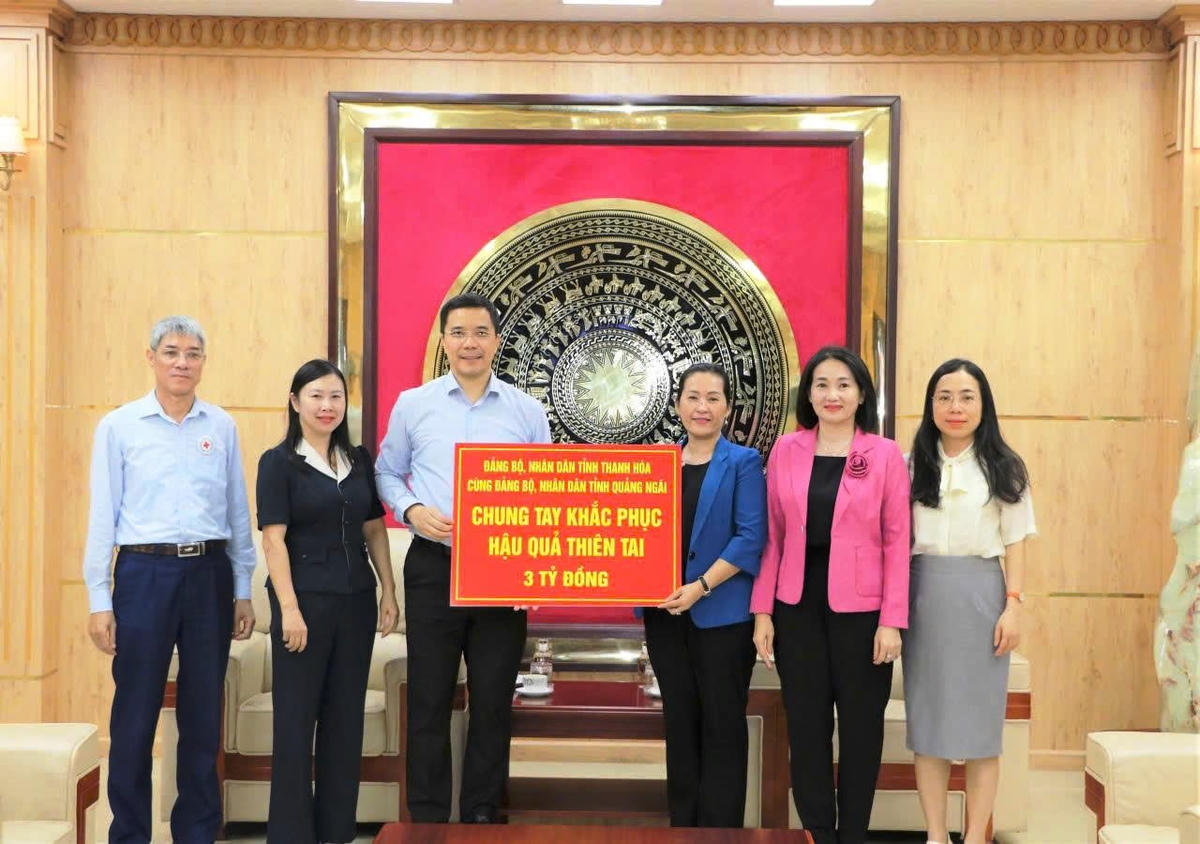 Ông Nguyễn Hồng Phong - Phó Bí thư Thường trực Tỉnh ủy cùng lãnh đạo Ủy ban MTTQ Việt Nam  tỉnh Thanh Hóa tiếp nhận ủng hộ đồng bào vùng lũ lụt năm 2025. 	Ảnh: N.C