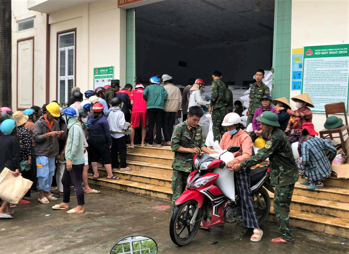 Cán bộ, chiến sĩ của Lữ đoàn 368 hỗ trợ cấp nhu yếu phẩm cho người dân phường Quy Nhơn Đông. Ảnh: CV.