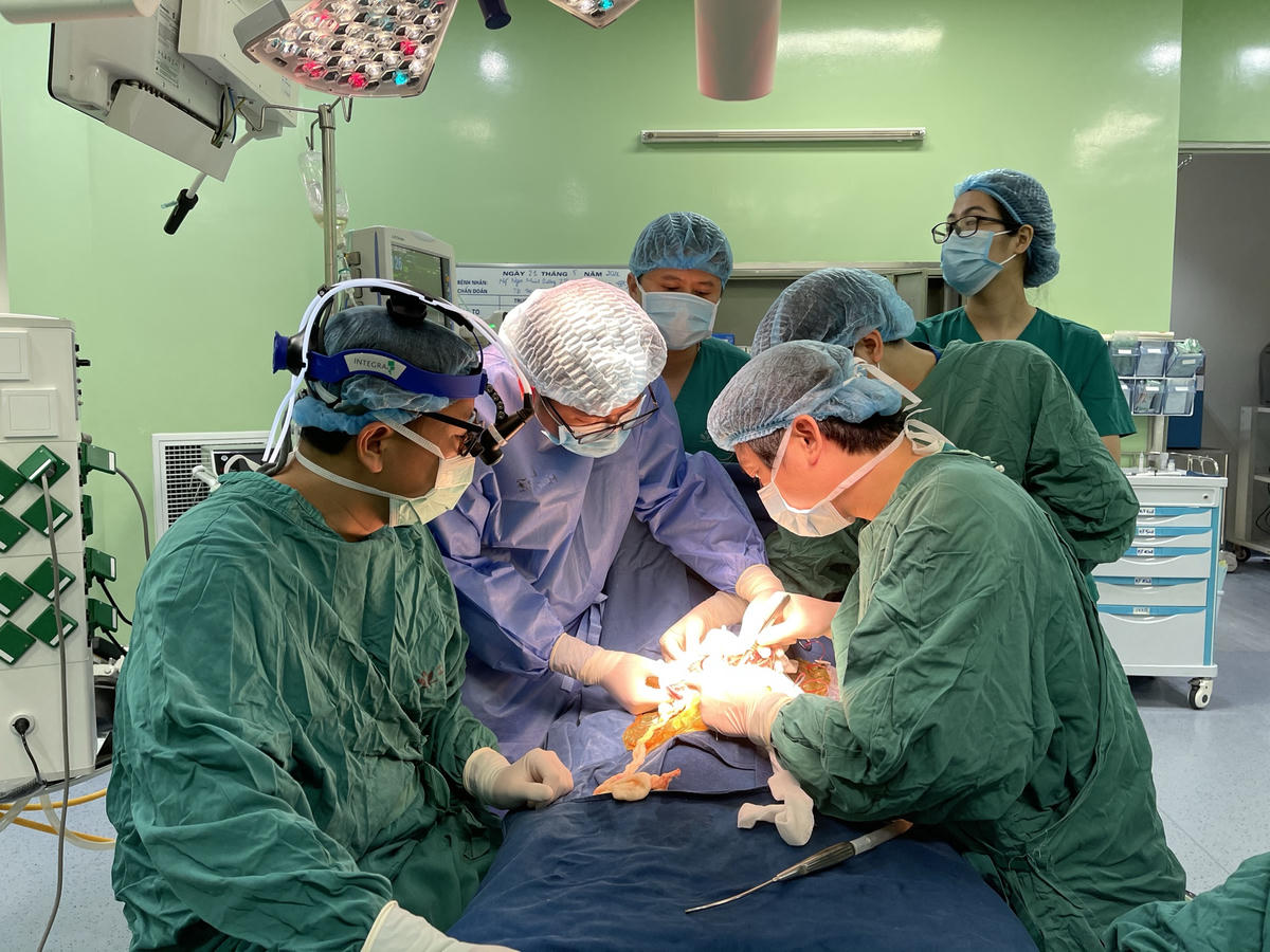  Các bác sĩ thực hiện kĩ thuật sử dụng tế bào gốc trong mổ cho bệnh nhân teo đường mật bẩm sinh.