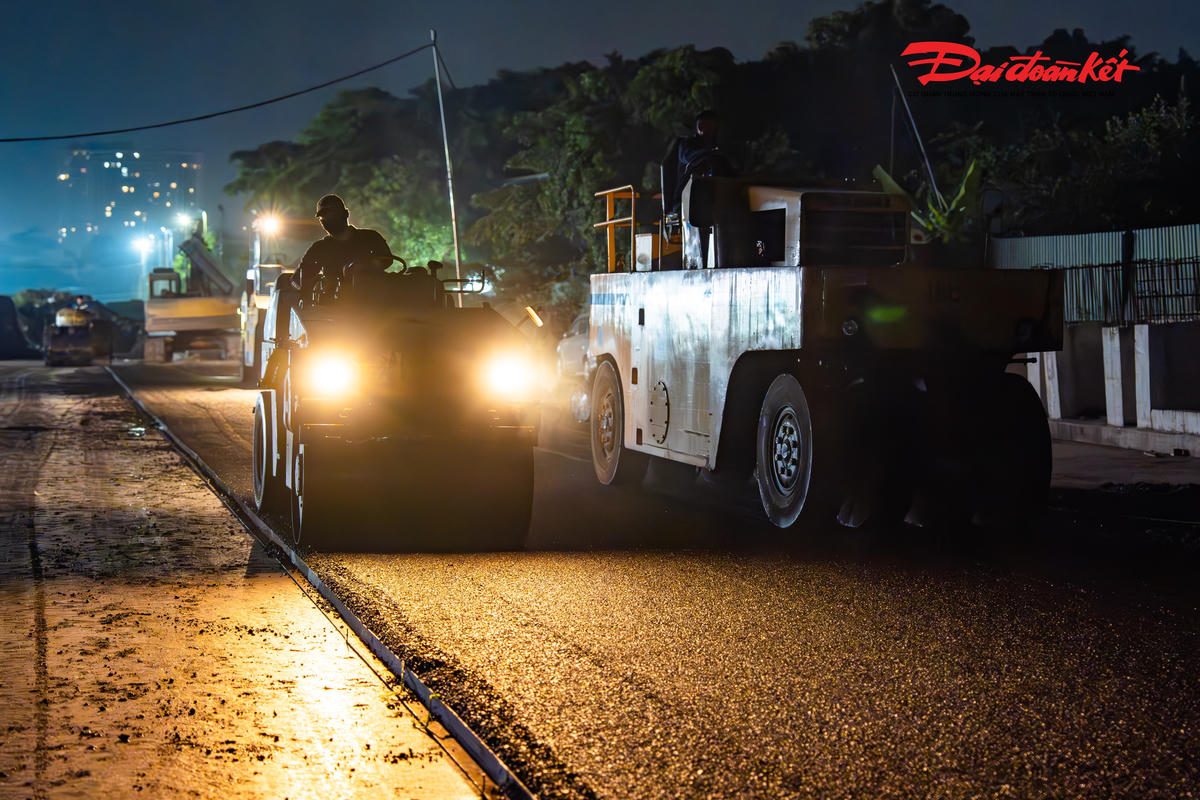 "Đoạn tuyến sau khi được thảm nhựa mặt đường sẽ giúp giảm bụi bẩn gây ô nhiễm ở khu vực, đồng thời giúp việc đi lại của người dân được thuận lợi hơn", ông Học nhấn mạnh.