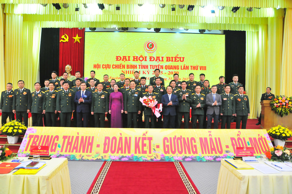 Lãnh đạo tỉnh Tuyên Quang tặng hoa chúc mừng Ban Chấp hành Hội CCB tỉnh Tuyên Quang lần thứ VIII, nhiệm kỳ 2025-2030. Ảnh: Đức Sơn.