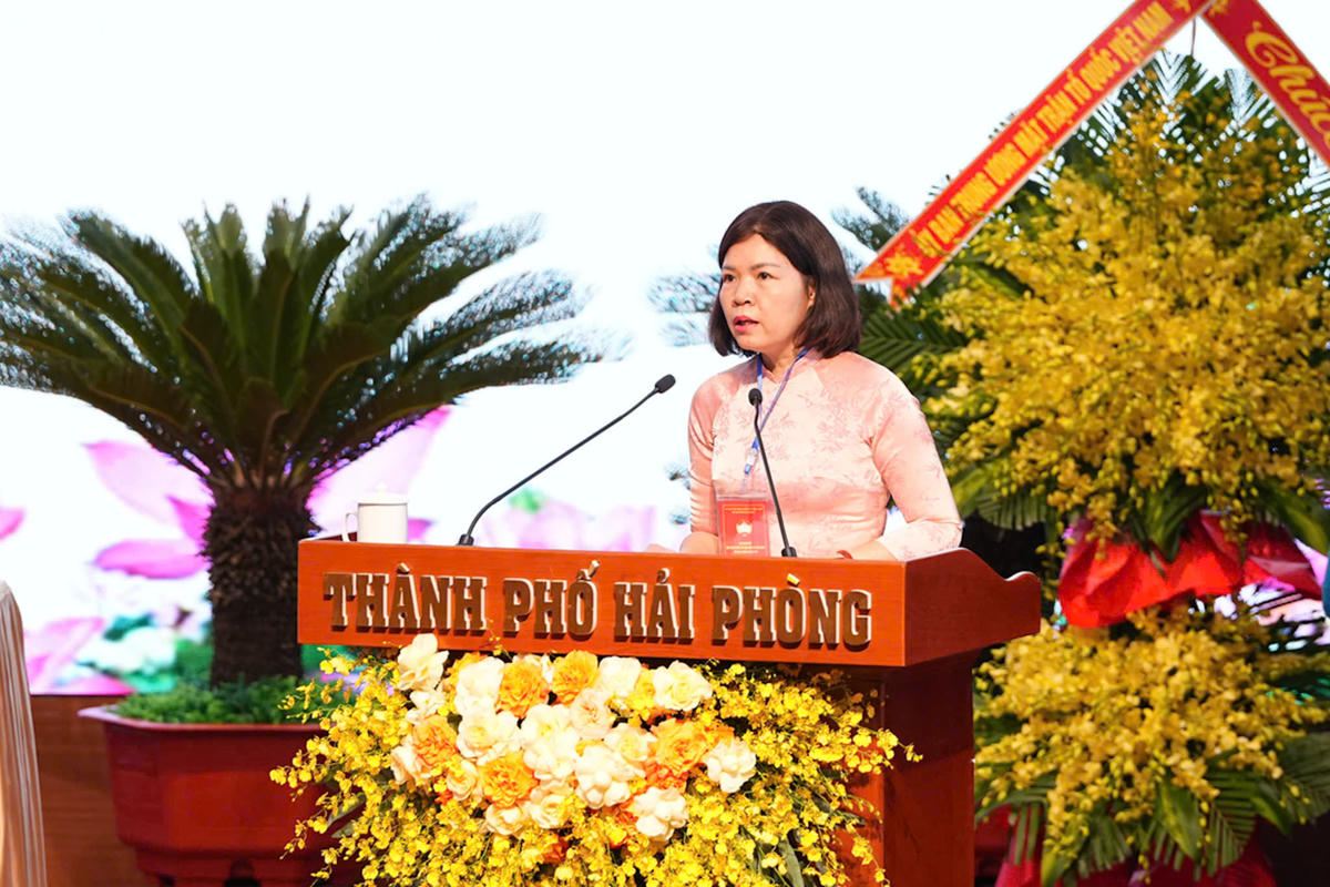 Bà Trần Thị Lan, Chủ tịch Uỷ ban MTTQ Việt Nam phường Hồng Bàng phát biểu tham luận. Ảnh: ĐT.&nbsp;