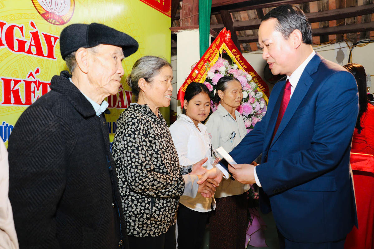 Chủ tịch Ủy ban MTTQ Việt Nam tỉnh Ninh Bình Mai Văn Tuất trao 20 suất quà cho các hộ nghèo, hộ cận nghèo tại tổ dân phố Ngô Tân, phường Tiên Sơn tại Ngày hội Đại đoàn kết toàn dân tộc năm 2025.