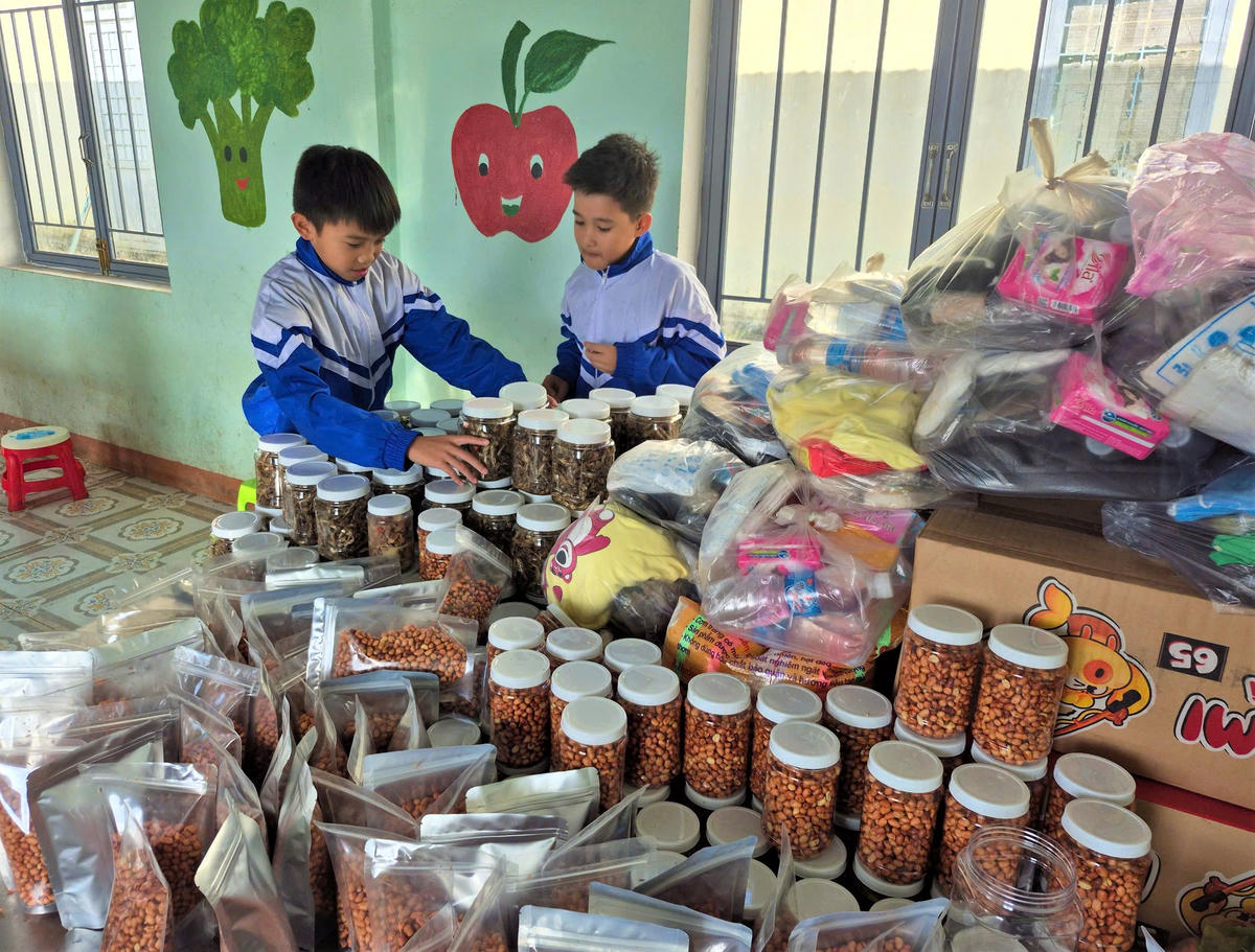 Học sinh của Trường Tiểu học Kim Đồng, xã Tu Mơ Rông kiểm tra nhu yếu phẩm chuẩn bị gửi tới bà con vùng lũ. Ảnh: CV.