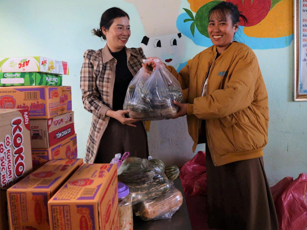 Thầy, cô giáo cùng phụ huynh của Trường Tiểu học Kim Đồng hỗ trợ nhu yếu phẩm cho đồng bào vùng lũ. Ảnh: CV.