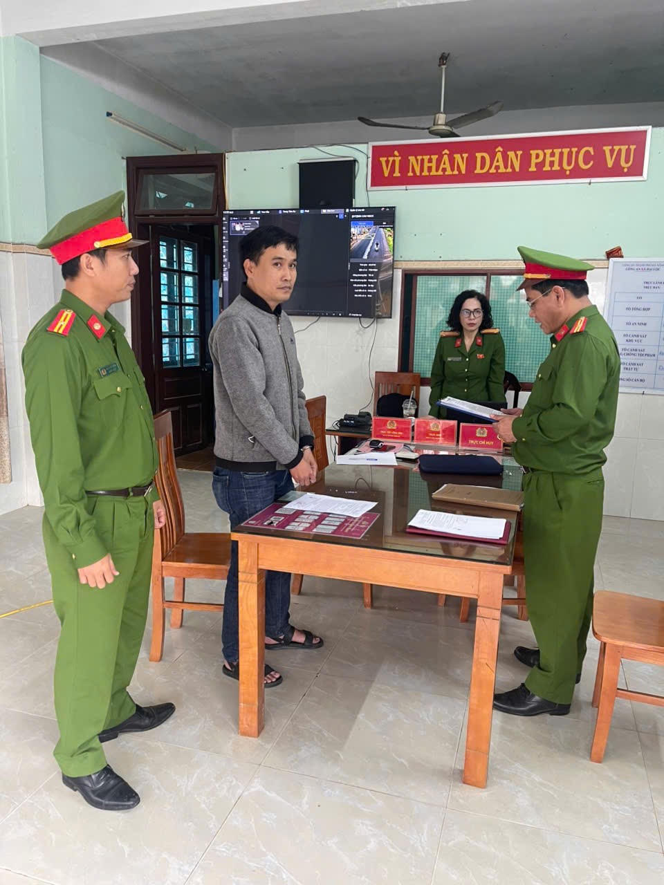 &nbsp;Công an đọc lệnh khởi tố đối tượng Phan Tấn Trỉ. Ảnh: Phước Thành