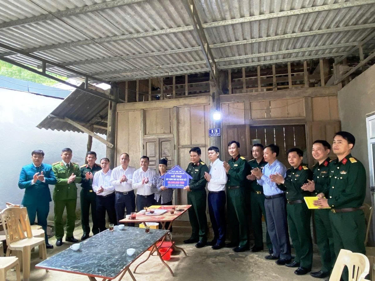 Ủy ban MTTQ Việt Nam tỉnh Thanh Hóa cùng các lực lượng Bộ đội Biên phòng, Công an trao kinh phí hỗ trợ làm nhà cho hộ nghèo. 	Ảnh: N.C