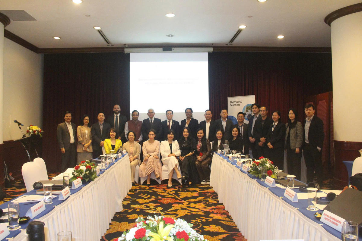 Các đại biểu tham dự cuộc họp về phát triển hệ sinh thái đổi mới sáng tạo gắn với giáo dục SHTT.