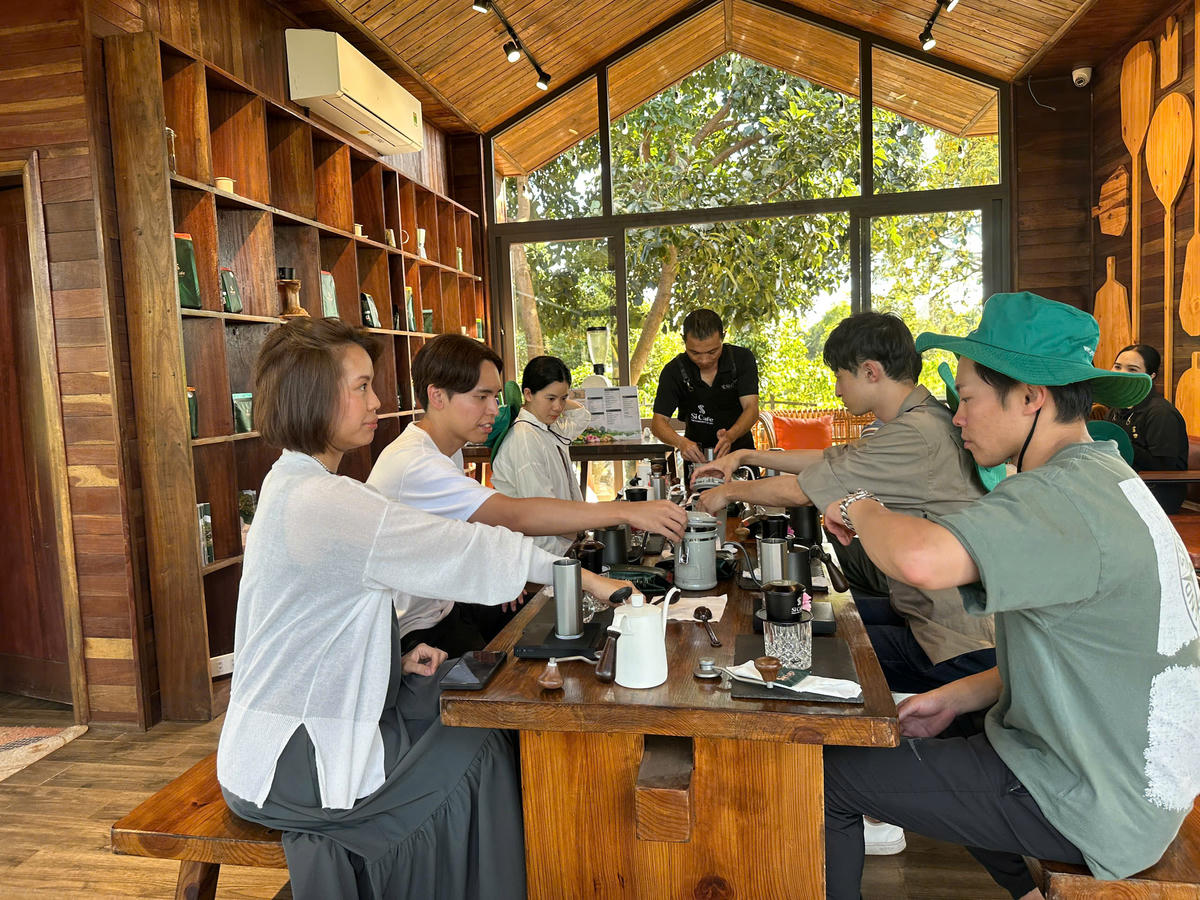 Thưởng thức cà phê trở thành loại hình văn hóa đặc trưng của Việt Nam. Ảnh: S.X