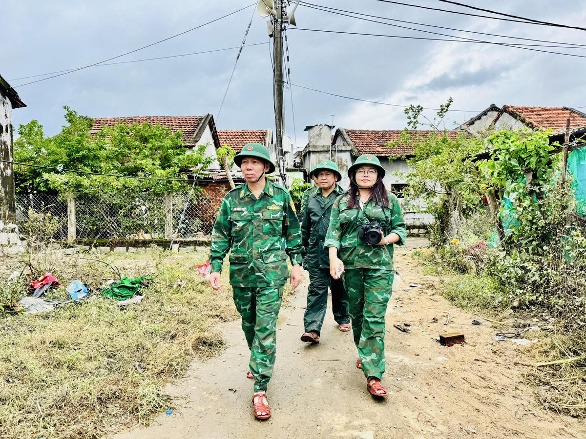 Đại tá Đỗ Quang Thấm, Chính uỷ Bộ đội Biên phòng tỉnh Đắk Lắk cùng phóng viên Báo Đại đoàn kết đến thăm bà con thôn Phước Giang xã Hòa Xuân. Ảnh: Thùy Dung.. 