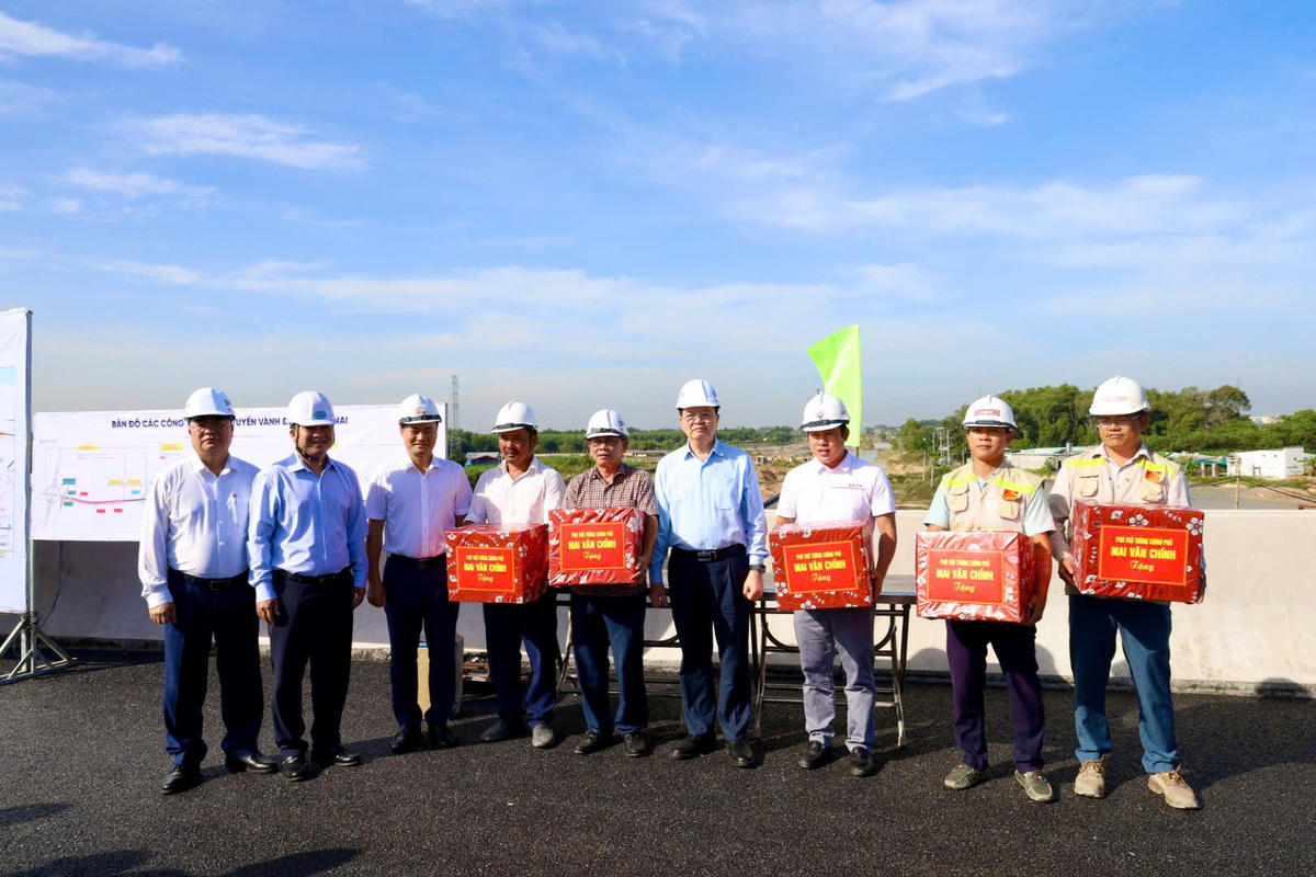 Đoàn công tác tặng quà cho cán bộ công nhân viên tại công trường thi công. Ảnh: Đ.X.