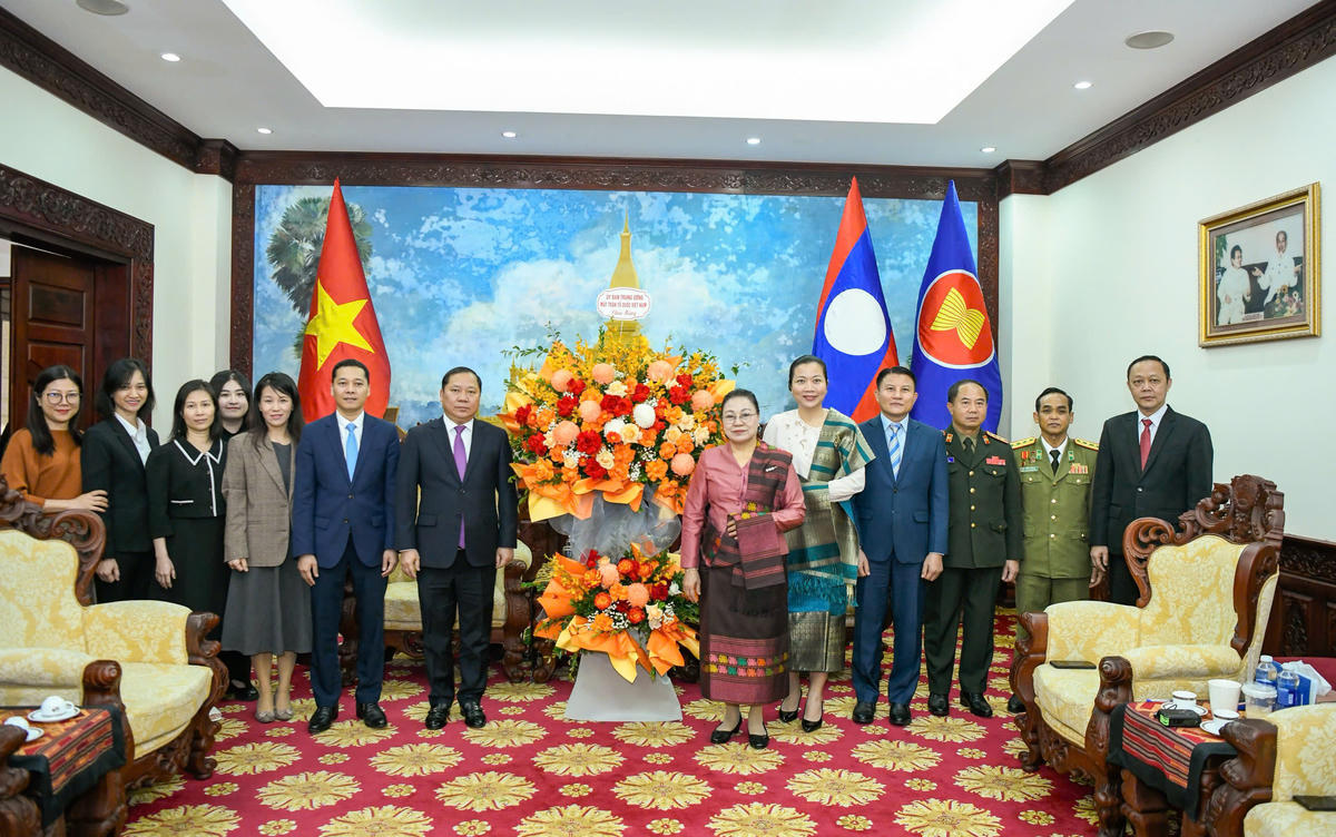 Phó Bí thư Đảng ủy MTTQ, các đoàn thể Trung ương Nguyễn Phi Long tặng hoa chúc mừng Đại sứ quán nước Cộng hòa Dân chủ Nhân dân Lào tại Việt Nam.