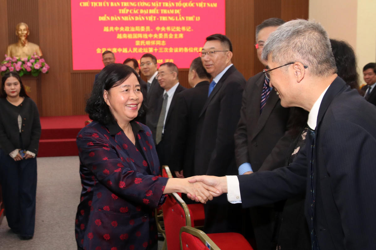 Chủ tịch UBTƯ MTTQ Việt Nam Bùi Thị Minh Hoài gặp gỡ Đoàn đại biểu tham dự Diễn đàn Nhân dân Việt - Trung lần thứ 13. Ảnh: Tiến Đạt.