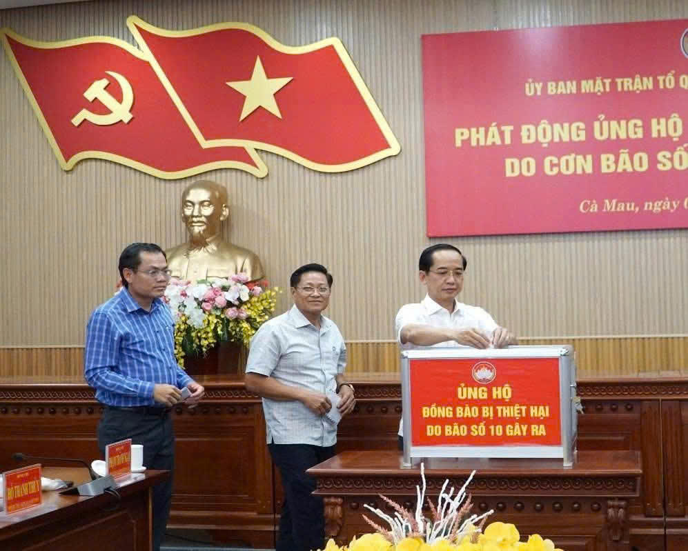 Phó Bí thư Tỉnh ủy Cà Mau Hồ Thanh Thủy, cùng lãnh đạo tỉnh ủng hộ đồng bào bị thiệt hại do bão số 10 gây ra. Ảnh: Nguyên Du