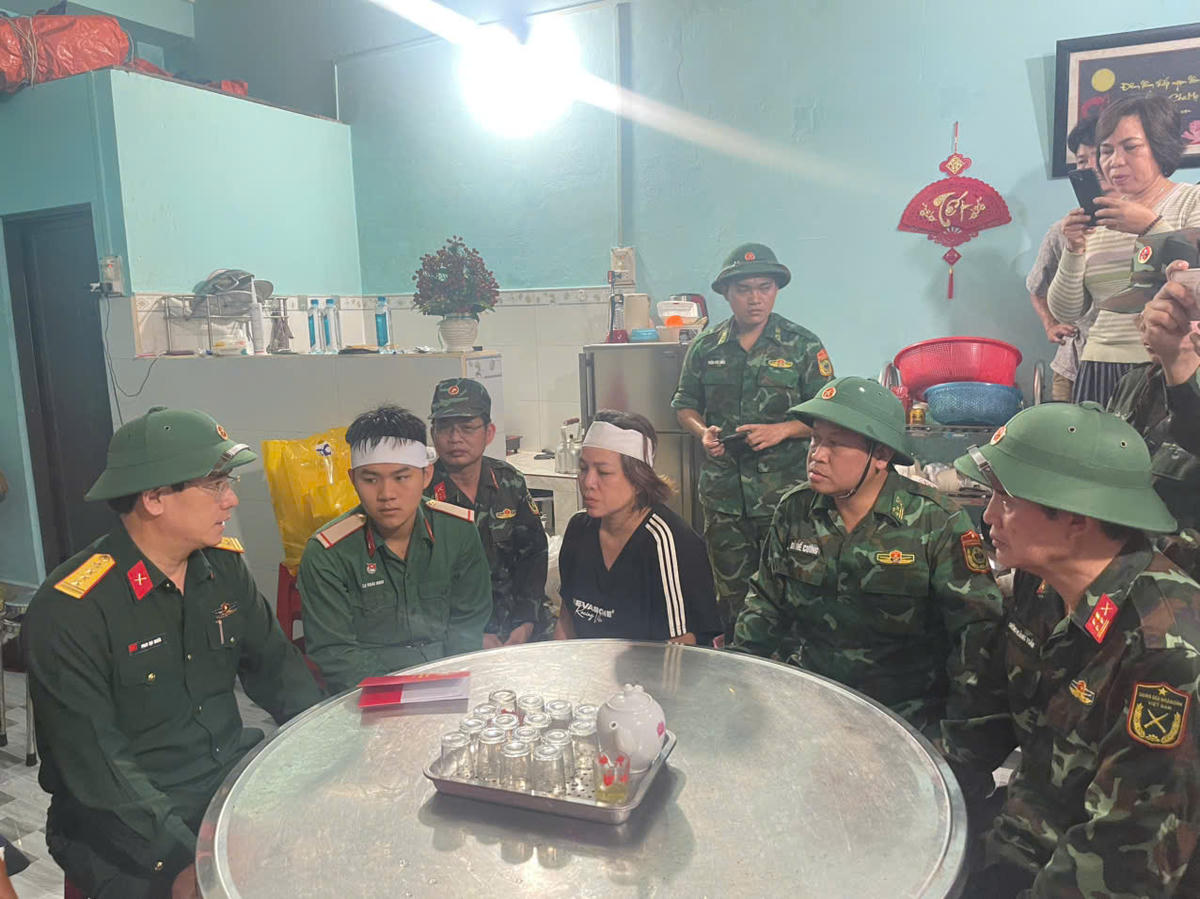 Đảng ủy Bộ Tư Lệnh Quân khu 5 và lãnh đạo Ban Chỉ huy Bộ đội Biên phòng tỉnh&nbsp; Đắk Lắk thăm gia đình có hai cháu bé bị đất đá vùi lấp. Ảnh: BP.