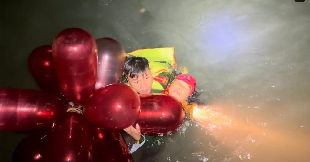 Công an xã Quảng Hà giải cứu nạn nhân trong đêm. Ảnh: Công an xã Quảng Hà.&nbsp;