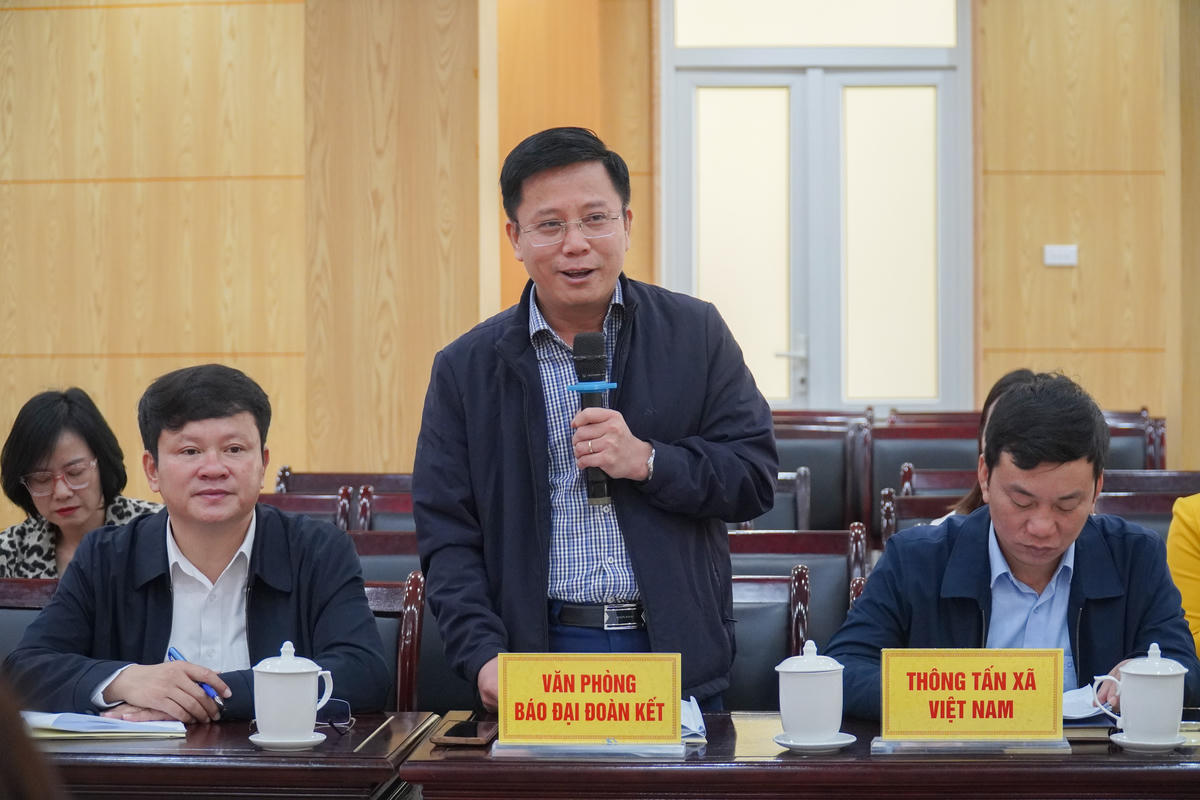 Nhà báo Nguyễn Anh Tuấn - Phó Trưởng Văn phòng, Phụ trách Văn phòng đại diện Báo Đại đoàn kết khu vực Bắc Trung Bộ phát biểu ý kiến tại họp báo. Ảnh: Đình Minh