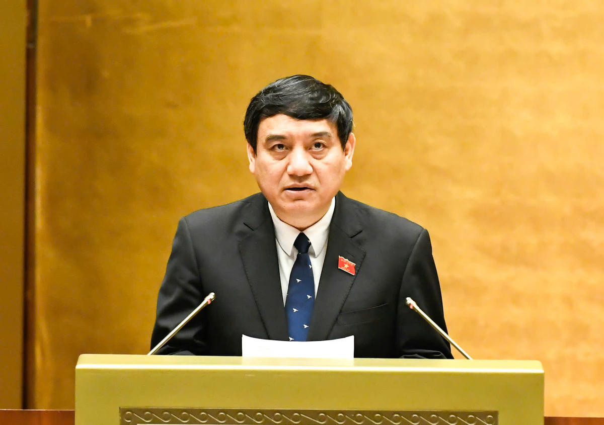 Chủ nhiệm Ủy ban Văn hóa và Xã hội Nguyễn Đắc Vinh trình bày báo cáo thẩm tra. Ảnh: Quang Vinh.