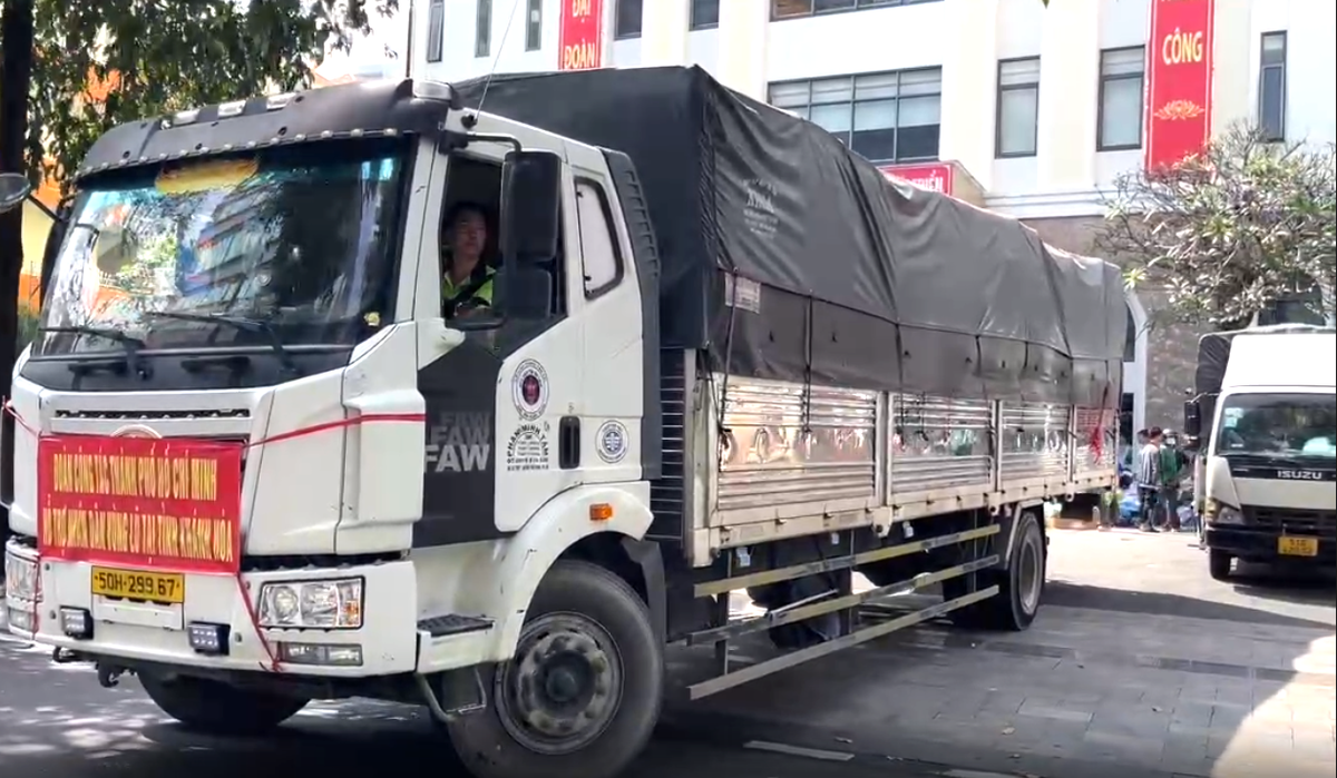 Những chuyến hàng từ TP Hồ Chí Minh lên đường đến với bà con vùng lũ Khánh Hoà. Ảnh Q.Đ.