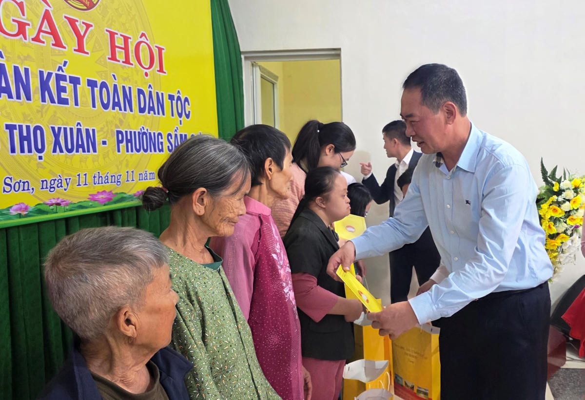 Ông Trịnh Tuấn Sinh - Phó Bí thư Tỉnh uỷ, Chủ tịch Ủy ban MTTQ Việt Nam tỉnh Thanh Hóa trao quà cho các hộ nghèo, hộ chính sách trong Ngày hội Đại đoàn kết toàn dân tộc năm 2025 tại phường Sầm Sơn.	Ảnh: N.C&nbsp;