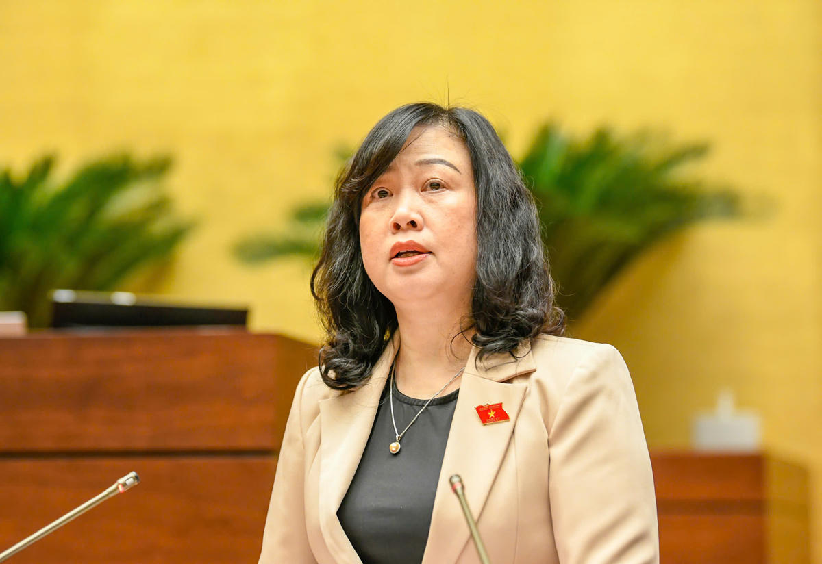 Bộ trưởng Y tế Đào Hồng Lan trình bày Tờ trình&nbsp;về Chủ trương đầu tư Chương trình mục tiêu quốc gia về chăm sóc sức khỏe, dân số và phát triển giai đoạn 2026-2035. Ảnh: Quang Vinh.