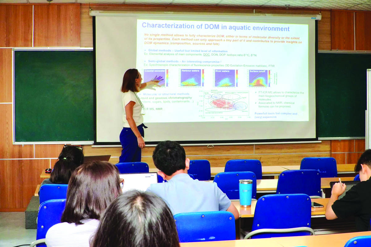 Sinh viên Đại học Khoa học và Công nghệ Hà Nội tham gia hoạt động seminar và thực hành tại trường. Ảnh: NTCC.