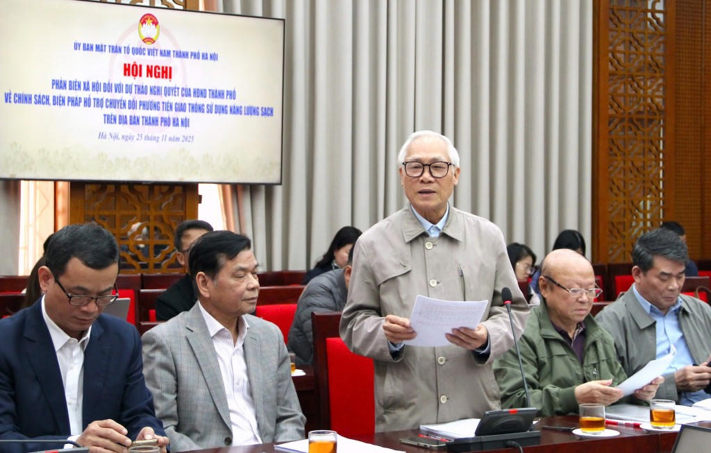 Đại biểu đóng góp ý kiến tại hội nghị phản biện.&nbsp;