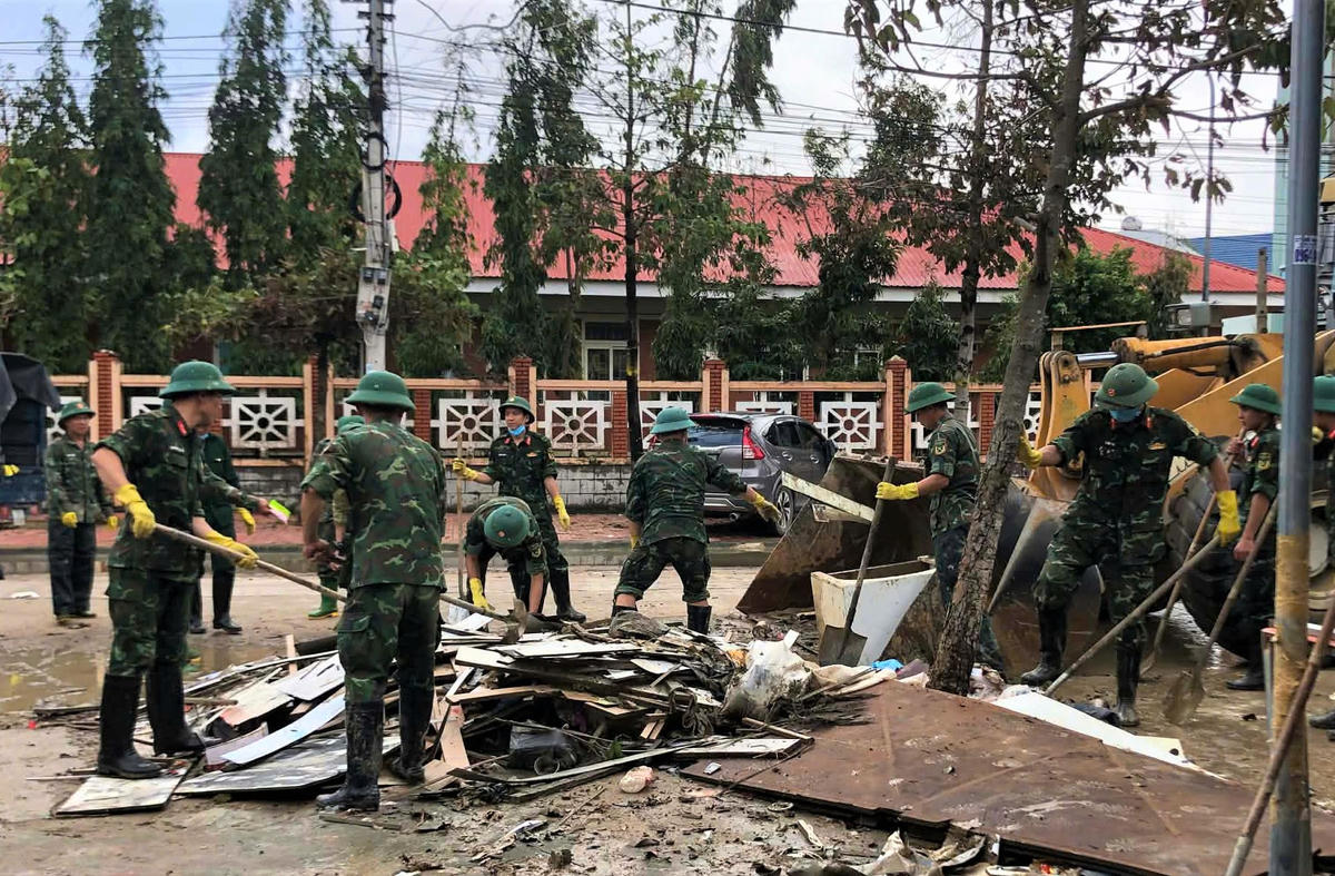 Cán bộ, chiến sĩ dọp vệ sinh môi trường trên tuyến đường ở phường Quy Nhơn Đông sau khi nước lũ rút xuống. Ảnh: CV.