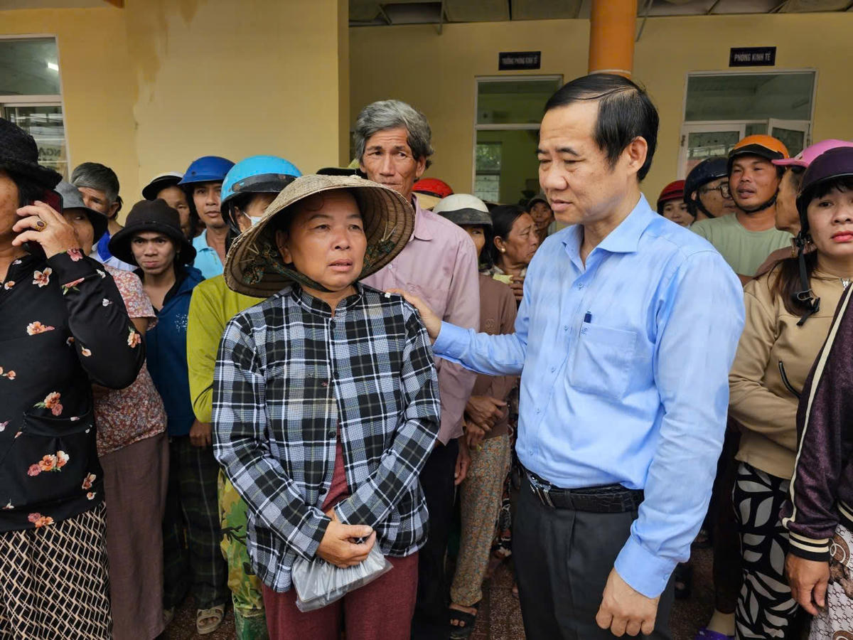 Phó Bí thư Đảng ủy Mặt trận Tổ quốc và các đoàn thể Trung ương Nguyễn Thái Học động viên người dân vùng lũ.&nbsp;