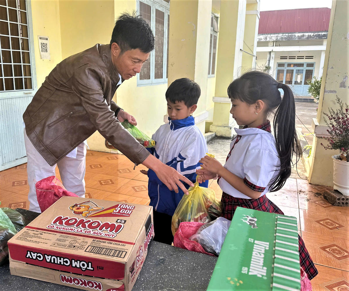 Học sinh của Trường Tiểu học Kim Đồng quyên góp nhu yếu phẩm gửi đồng bào vùng lũ tỉnh Đắk Lắk. Ảnh: CV.