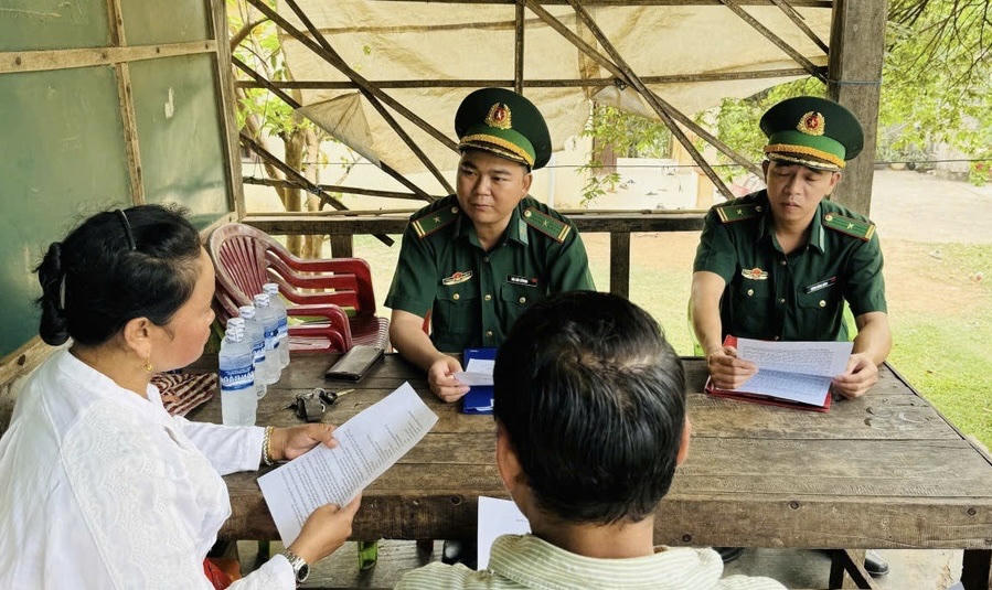 Cán bộ chiến sĩ biên phòng tuyên truyền cho người dân mô hình sản xuất kinh doanh mang lại hiệu quả kinh tế cao. Ảnh: ND