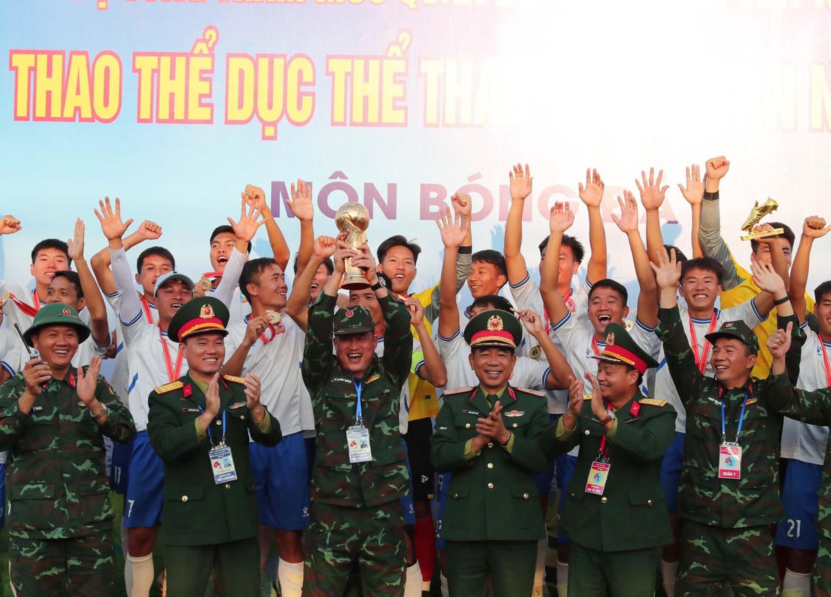 Ban tổ chức trao giải Nhất môn bóng đá nam cho đội Trường Sĩ quan Lục quân 1. Ảnh: Trọng Đức.
