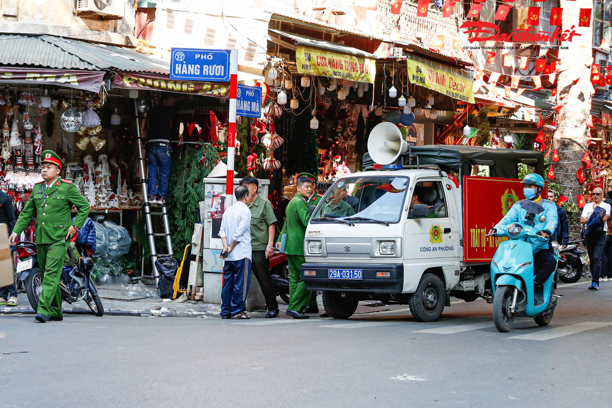 Do đó, để thực hiện kế hoạch thí điểm xây dựng phường kiểu mẫu về trật tự, văn minh đô thị, lực lượng chức năng các phường Hoàn Kiếm, Cửa Nam và Ba Đình đồng loạt xử lý vi phạm trật tự xây dựng, lấn chiếm vỉa hè.