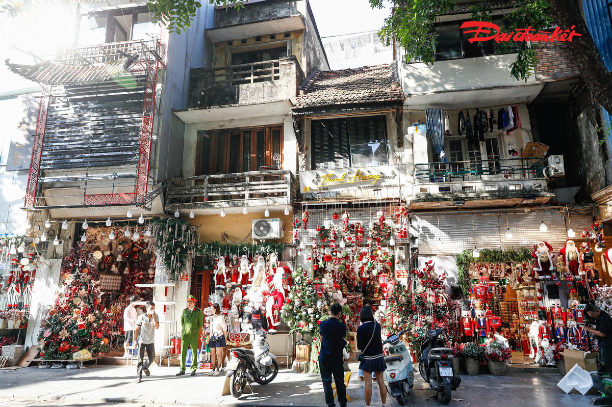 Tuy nhiên, ông Đoàn cũng nêu đề xuất: "Tuyến phố Hàng Mã nên có cơ chế đặc thù, trở thành phố đi bộ hoặc phố chuyên bán đồ truyền thống… Nếu mọi hoạt động kinh doanh bị dẹp hết vào trong nhà, phố sẽ mất sức sống. Mong chính quyền cân nhắc để vừa giữ trật tự, vừa hài hòa với đời sống dân sinh và bảo tồn nét đẹp của Thủ đô".