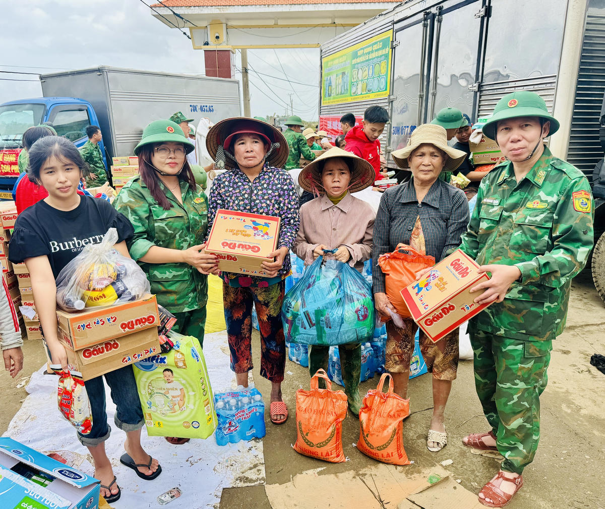 Tấm lòng ấm áp của Báo Đại đoàn kết và Bộ đội Biên phòng đối với bà con vùng lũ