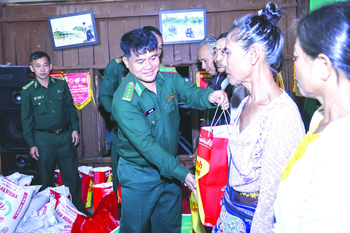 Đại tá Rơ Lan Ngân - Phó Chính ủy Ban Chỉ huy Bộ đội Biên phòng tỉnh Đắk Lắk tặng quà cho hộ khó khăn.