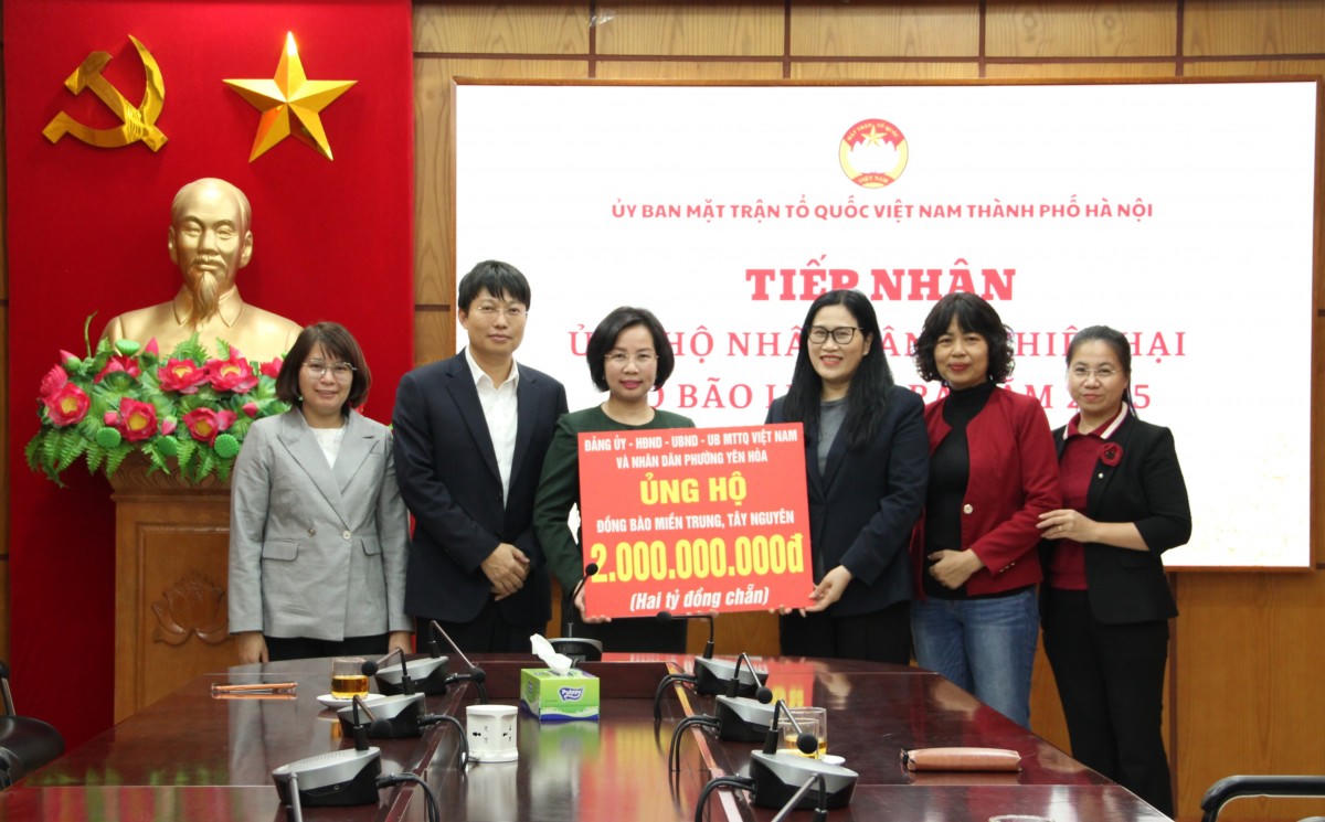 Chủ tịch Ủy ban MTTQ Việt Nam thành phố Hà Nội Bùi Huyền Mai&nbsp; tiếp nhận số tiền ủng hộ 2 tỷ đồng từ Đảng ủy - HĐND - UBND - Ủy ban MTTQ Việt Nam và nhân dân phường Yên Hòa.