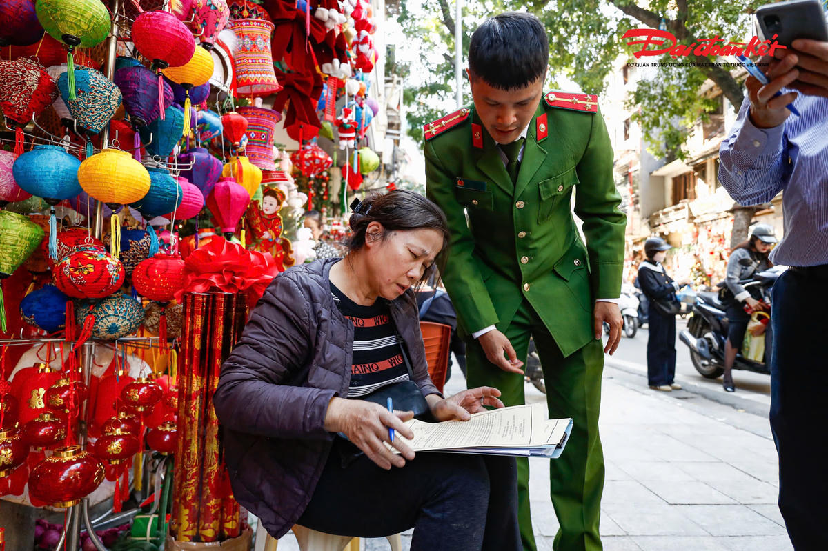Các tuyến phố kinh doanh sầm uất như Hàng Mã, Hàng Lược, Hàng Cót, Phùng Hưng… đều được lực lượng chức năng nhắc nhở, yêu cầu tháo dỡ những phần đã lấn chiếm, trả lại không gian vỉa hè.