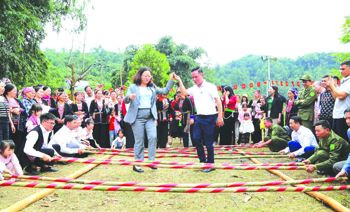 Bà Giàng Thị Dung, Chủ tịch Ủy ban MTTQ tỉnh Lào Cai nhảy sạp cùng bà con nhân dân thôn Khe Trầu, xã Mỏ Vàng, tỉnh Lào Cai trong Ngày hội Đại đoàn kết.